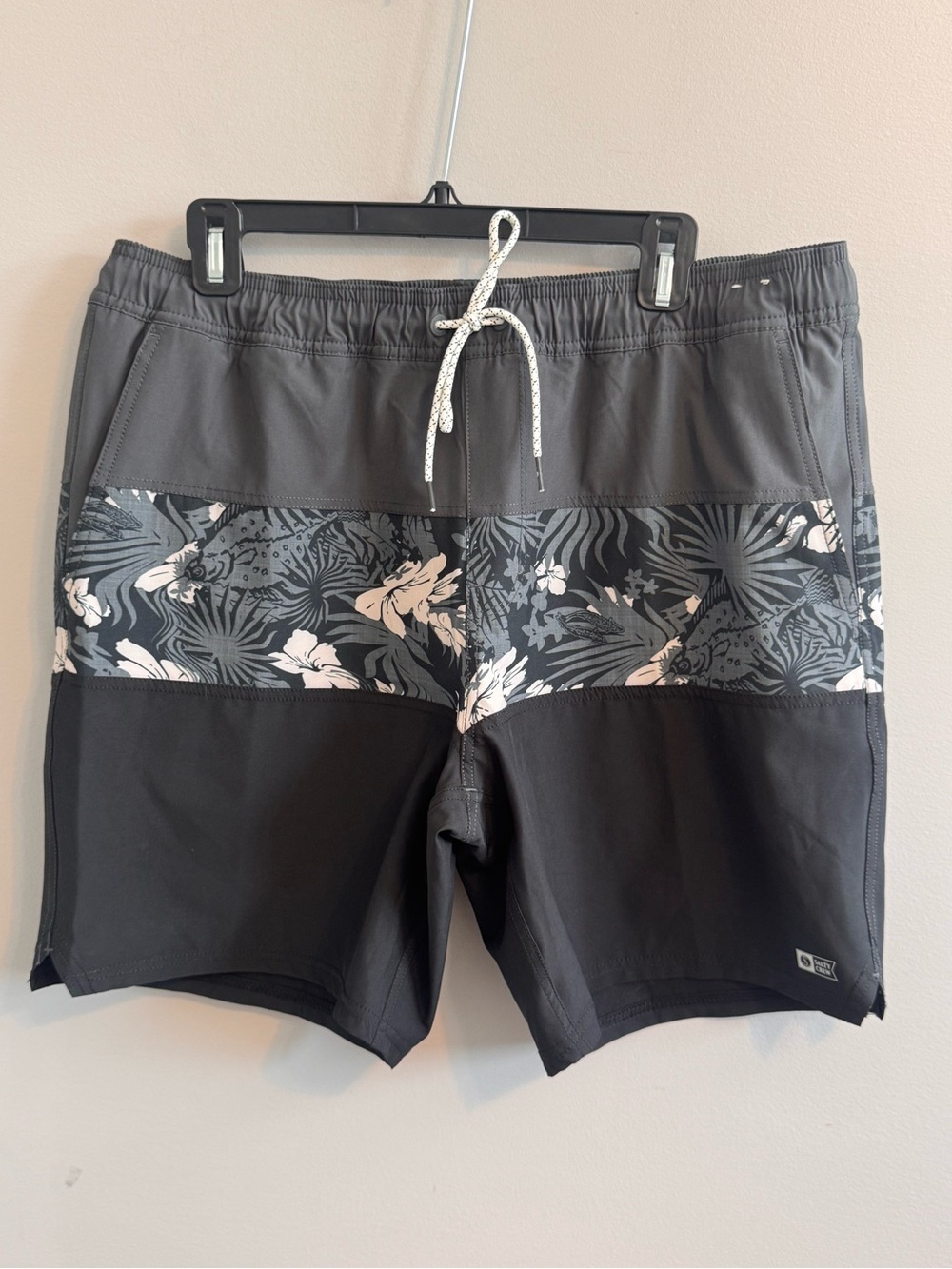 Salty Crew Men’s Large Black Gray Tropical Floral Volley Boardshorts
